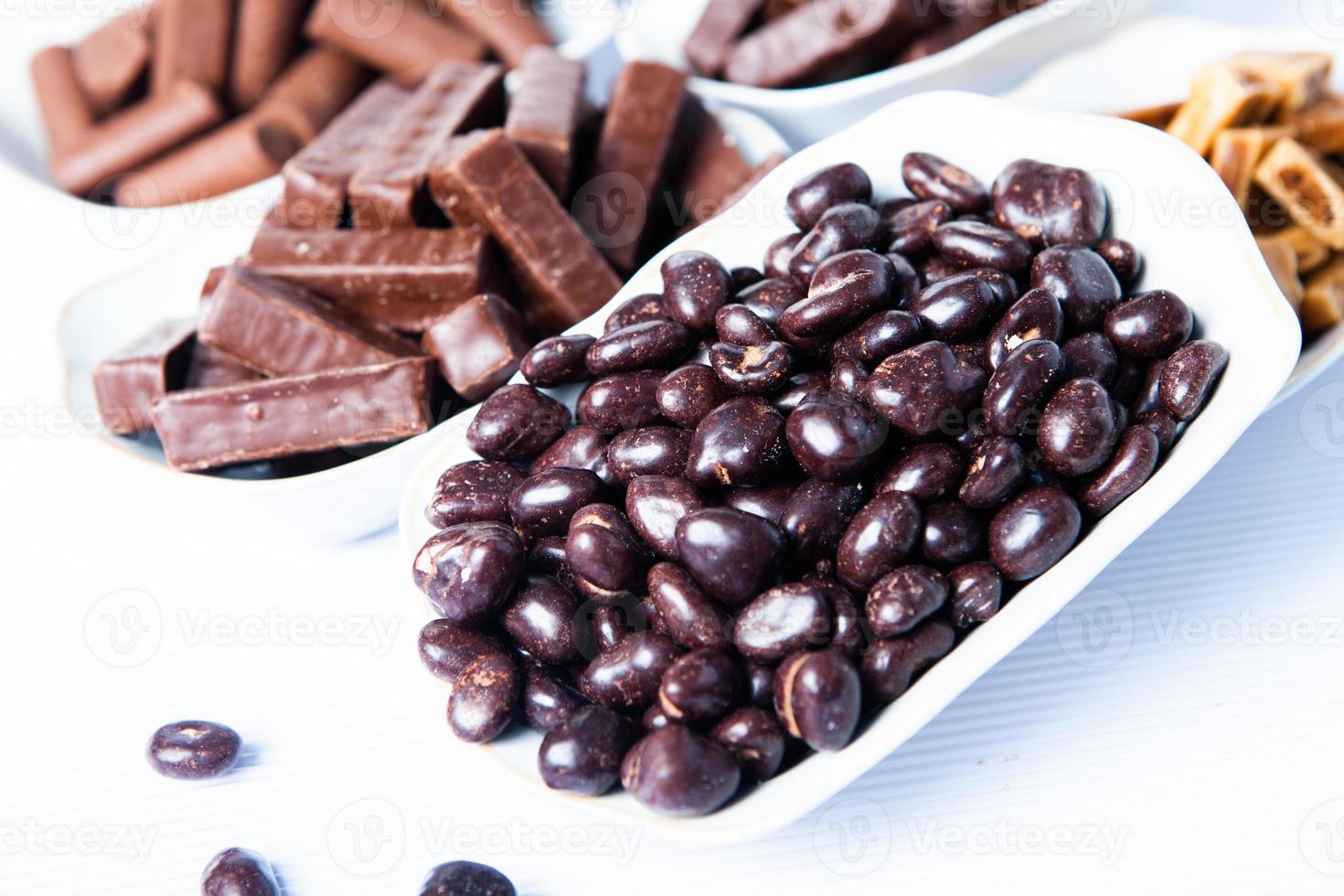 postre para navidad. surtido de dulces con caramelos de chocolate y bombones. foto