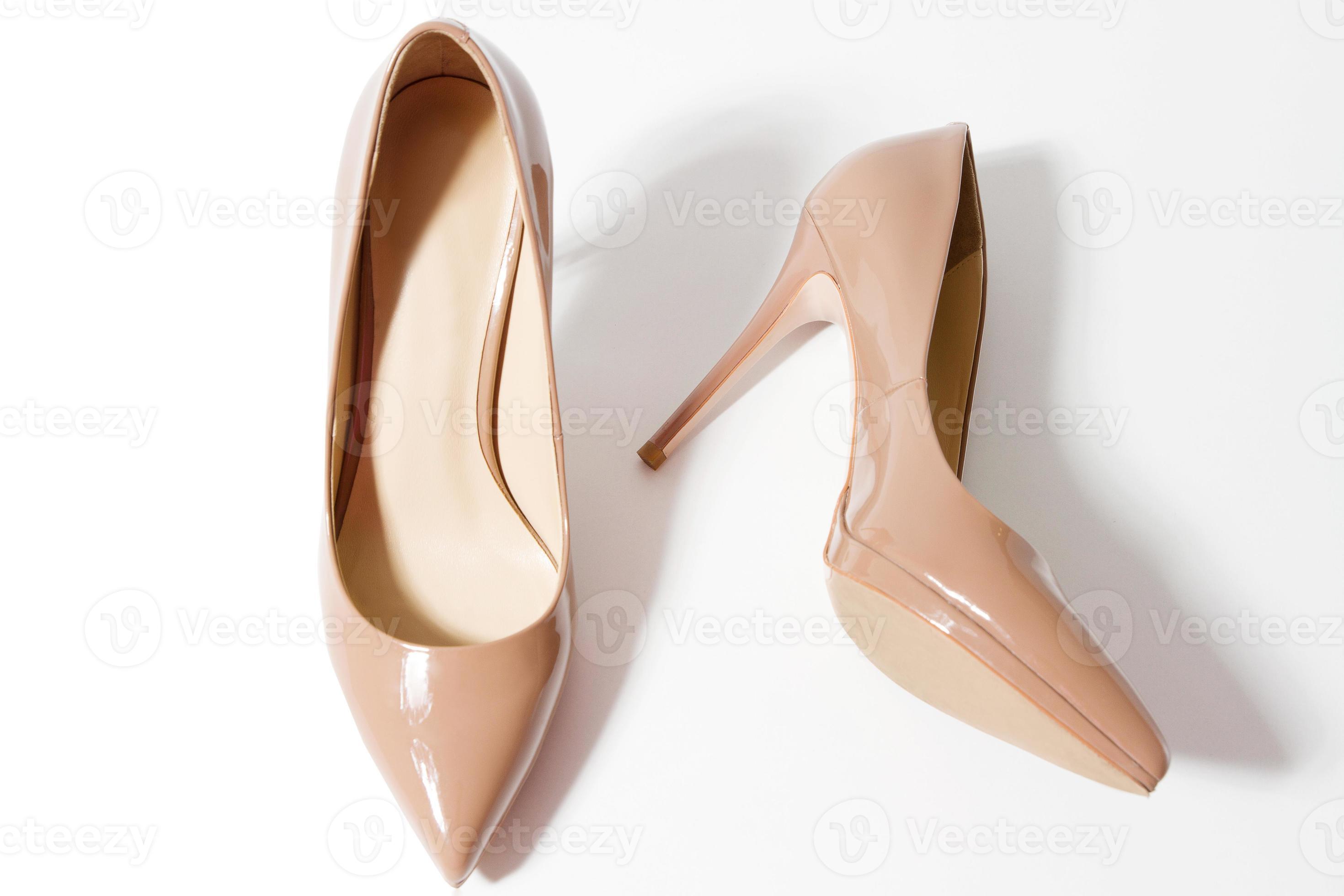 zapatos de mujer de tacones altos de moda de primer plano color beige  aislado sobre fondo blanco. vista superior. estilo de zapato de aguja en el  armario de las damas. accesorio femenino