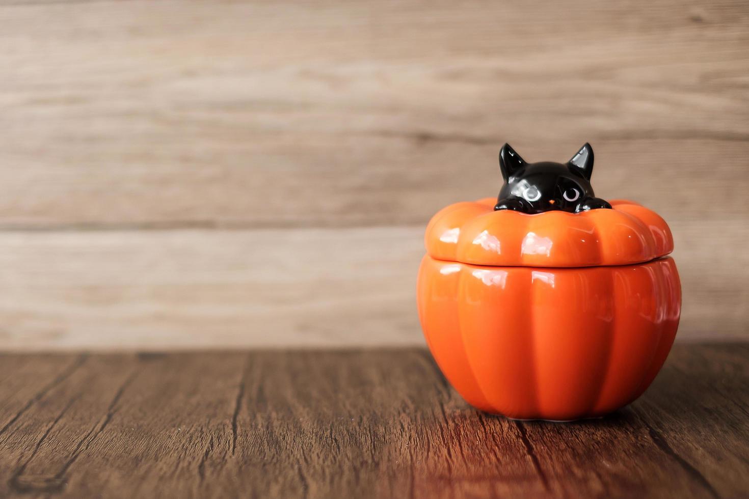 feliz día de halloween con tazón de calabaza de dulces y decorativos. truco o amenaza, hola octubre, otoño otoño, concepto festivo, fiesta y vacaciones foto