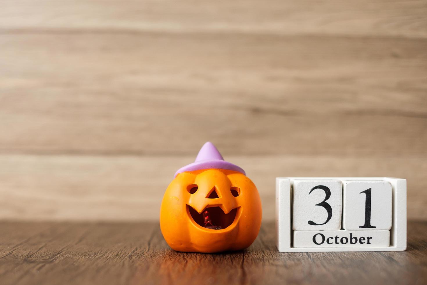 feliz día de halloween con calabaza jack o linterna y calendario del 31 de octubre. truco o amenaza, hola octubre, otoño otoño, festivo, fiesta y concepto de vacaciones foto