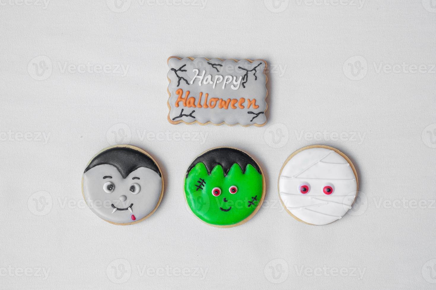 galletas divertidas de Halloween en fondo blanco. truco o amenaza, feliz halloween, hola octubre, otoño otoño, festivo, fiesta y concepto de vacaciones foto