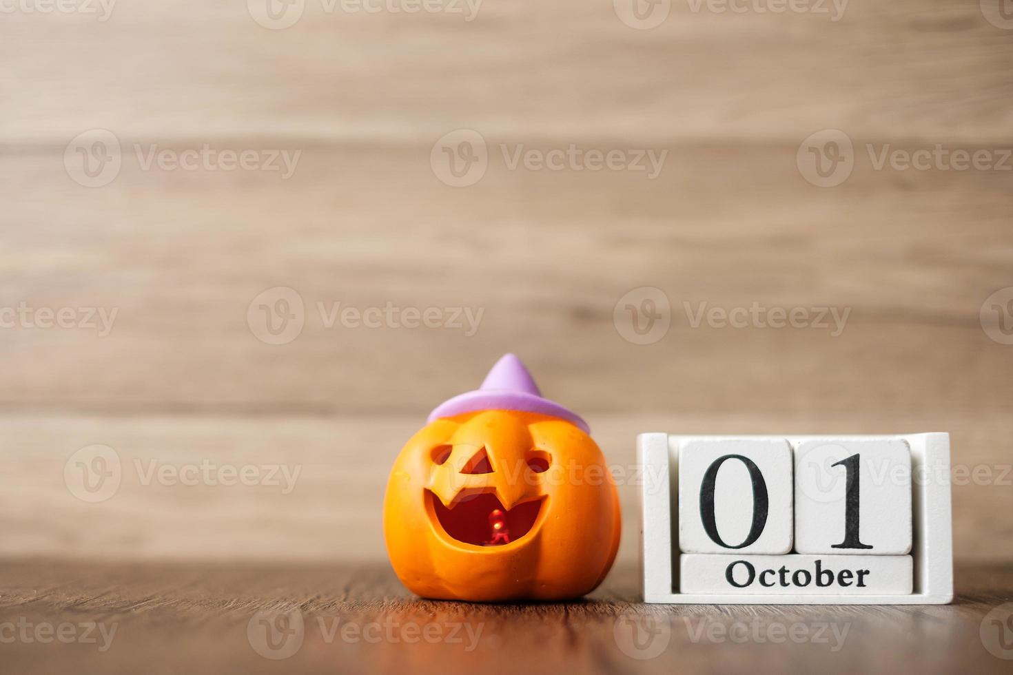 feliz día de halloween con calabaza jack o linterna y calendario del 1 de octubre. truco o amenaza, hola octubre, otoño otoño, festivo, fiesta y concepto de vacaciones foto