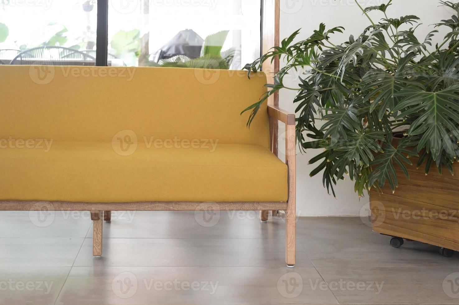 acogedor estilo escandinavo y diseño moderno en casa. silla de madera maciza, madera dura y tela foto