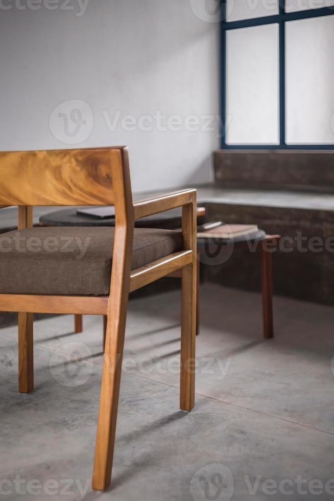 silla de diseño, asiento de madera maciza en tela o cuero natural, foto