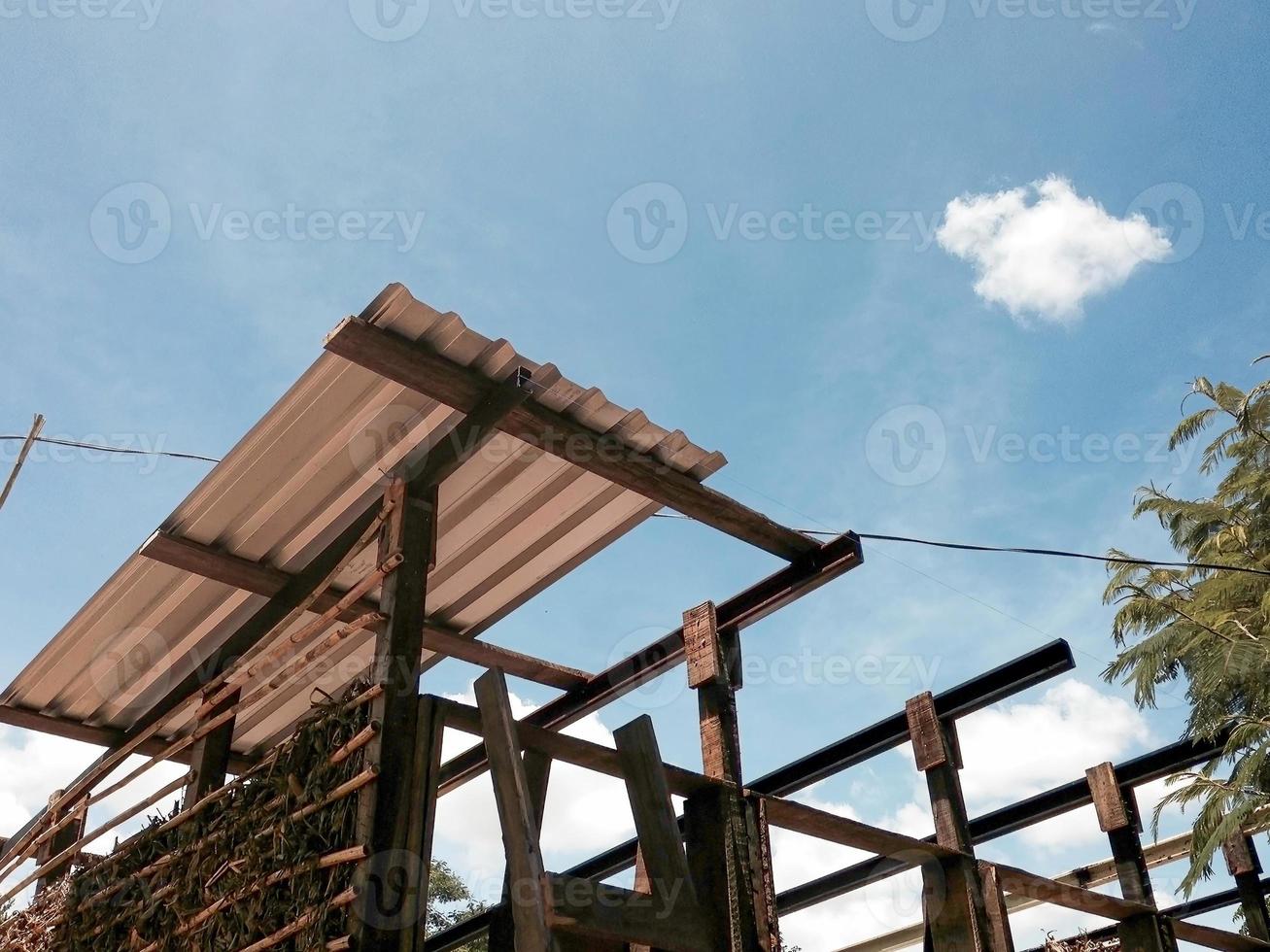 construcción de una casa de madera en el bosque. construcción de la casa. foto