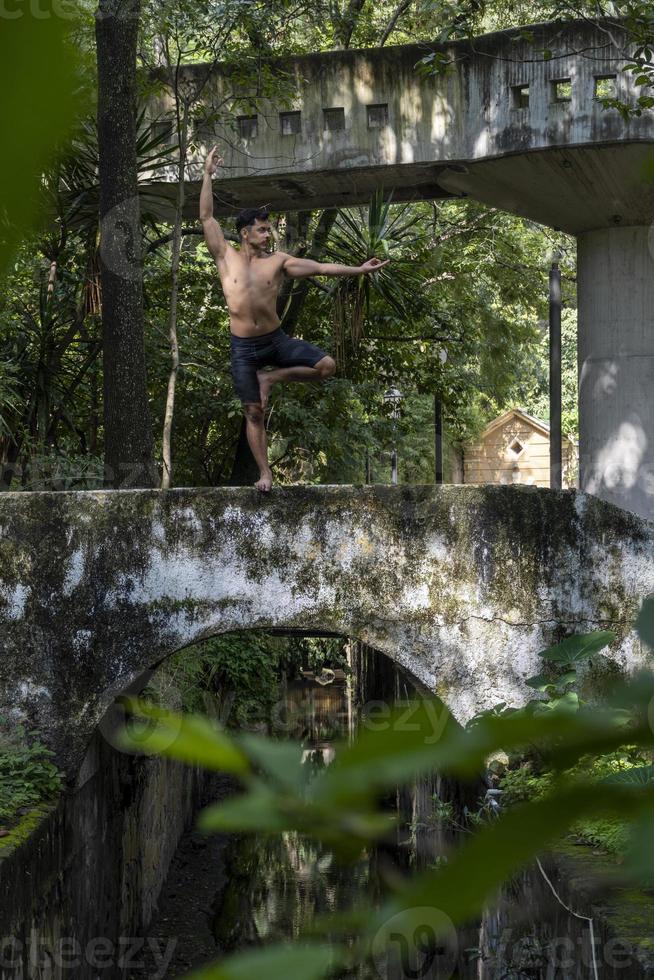 joven, haciendo yoga o reiki, en el bosque vegetación muy verde, en méxico, guadalajara, bosque colomos, hispano, foto