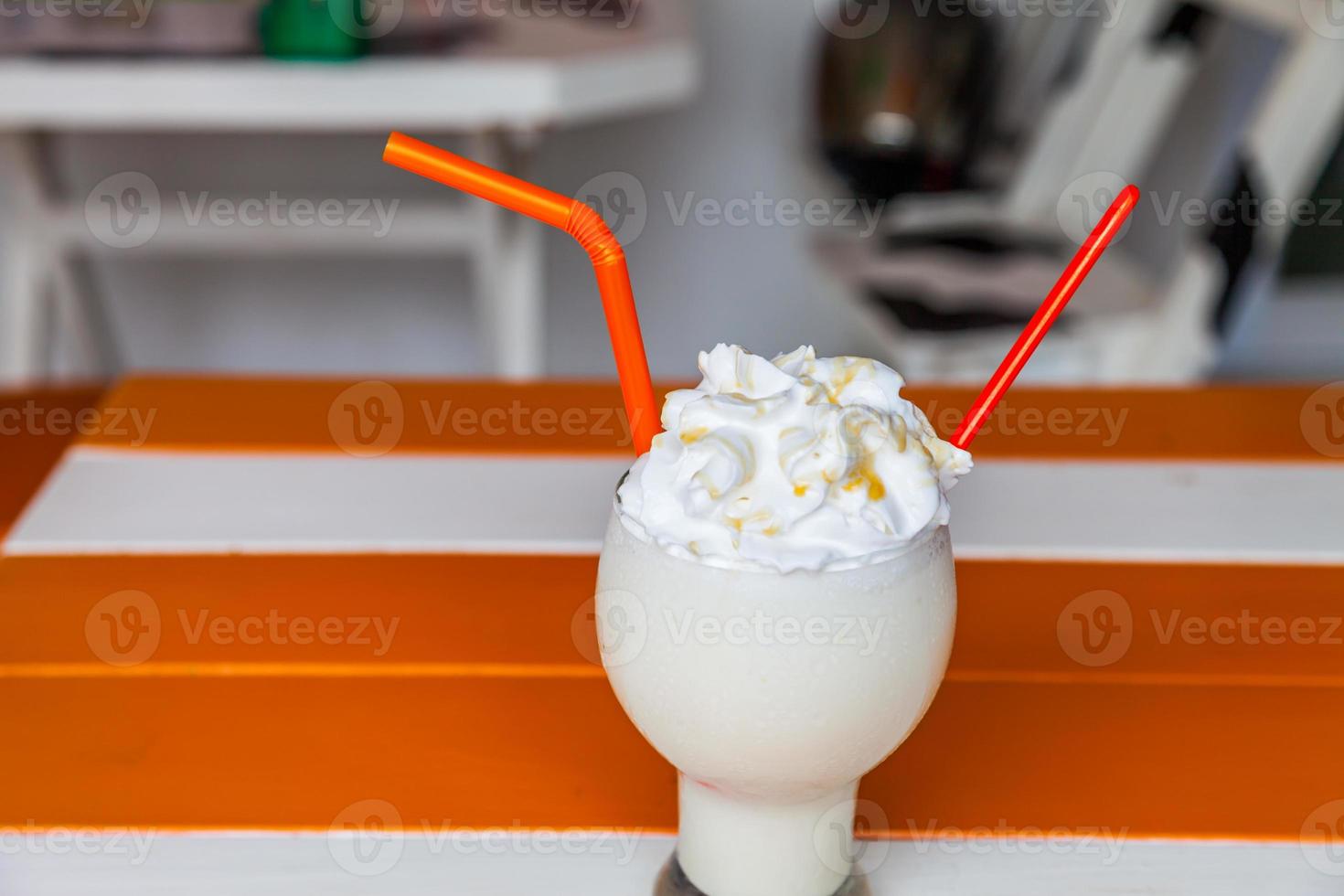 batido de leche con crema batida foto