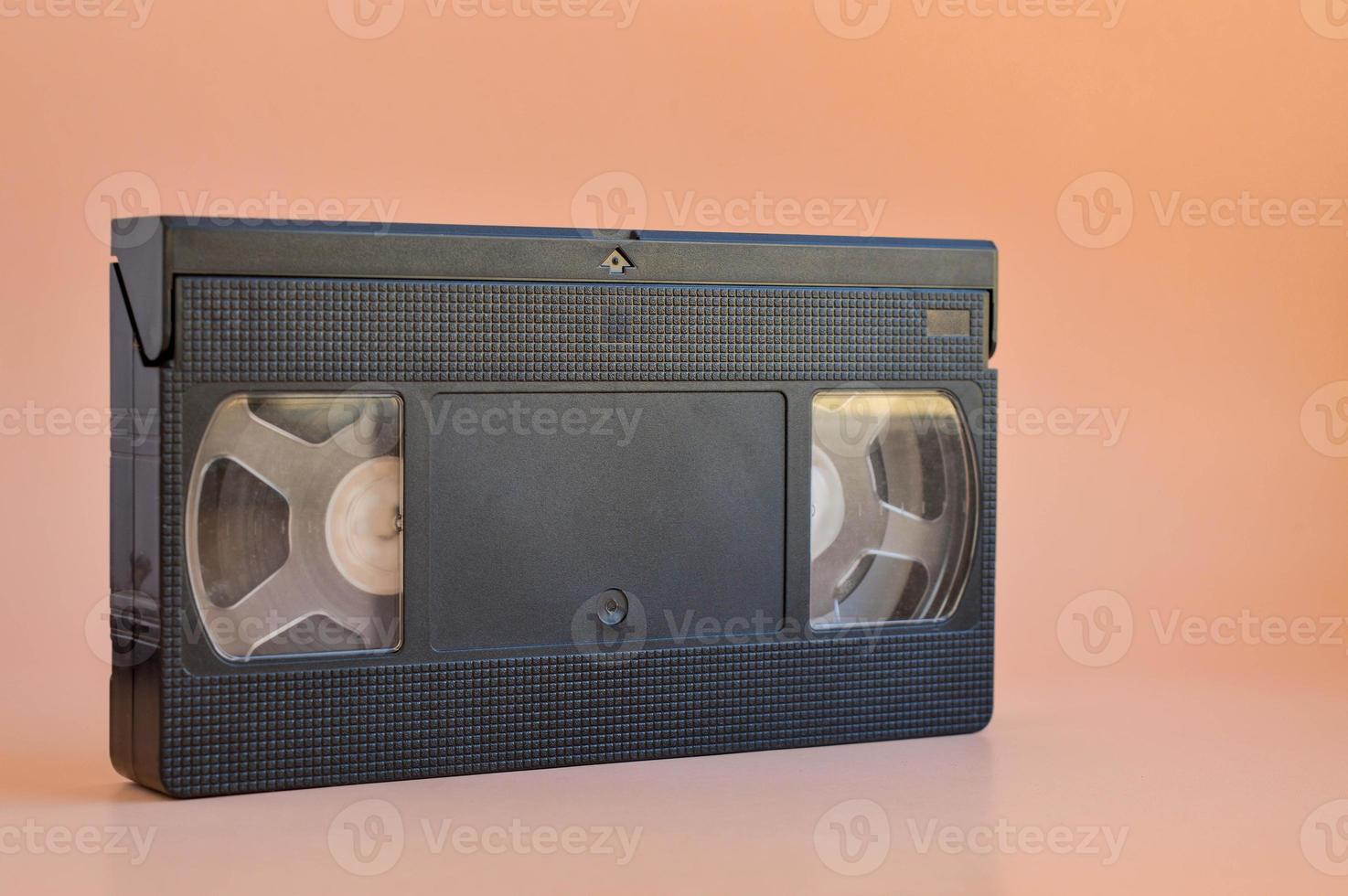 vieja cinta de casete vhs vintage negra, corte de los años 80, estética de los medios retro de los 90, cinta de video magnética, concepto de almacenamiento de películas, toma de estudio foto