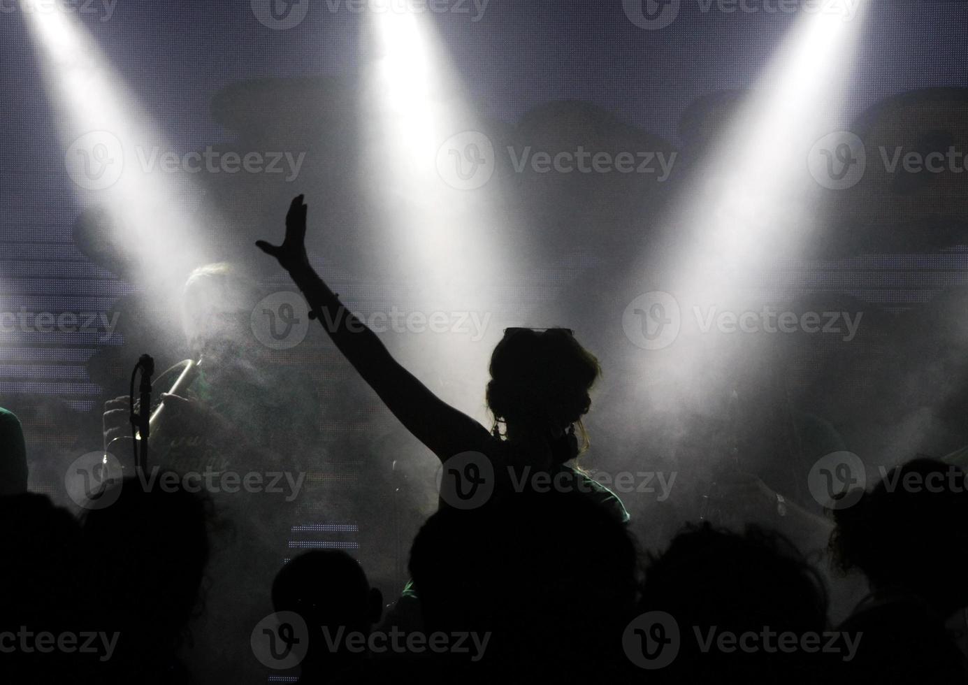 silueta de un cantante durante un concierto foto