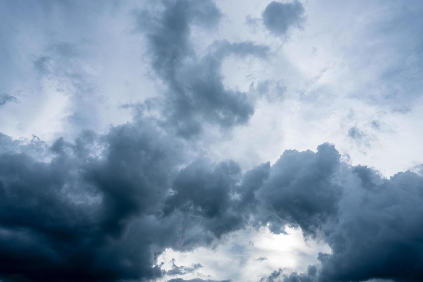 nubes negras antes de la tormenta y la lluvia foto