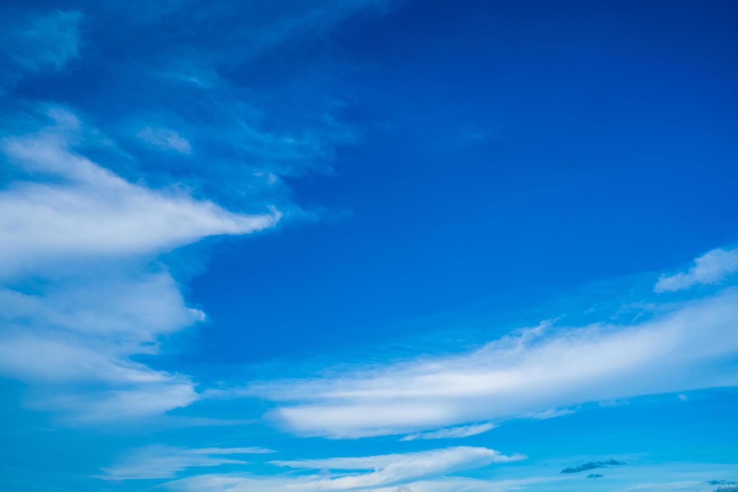 cielo azul con nubes blancas. en un día claro foto