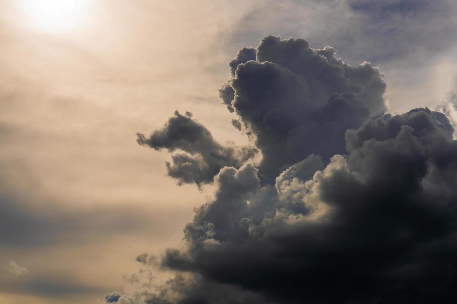 nubes negras antes de la tormenta y la lluvia foto