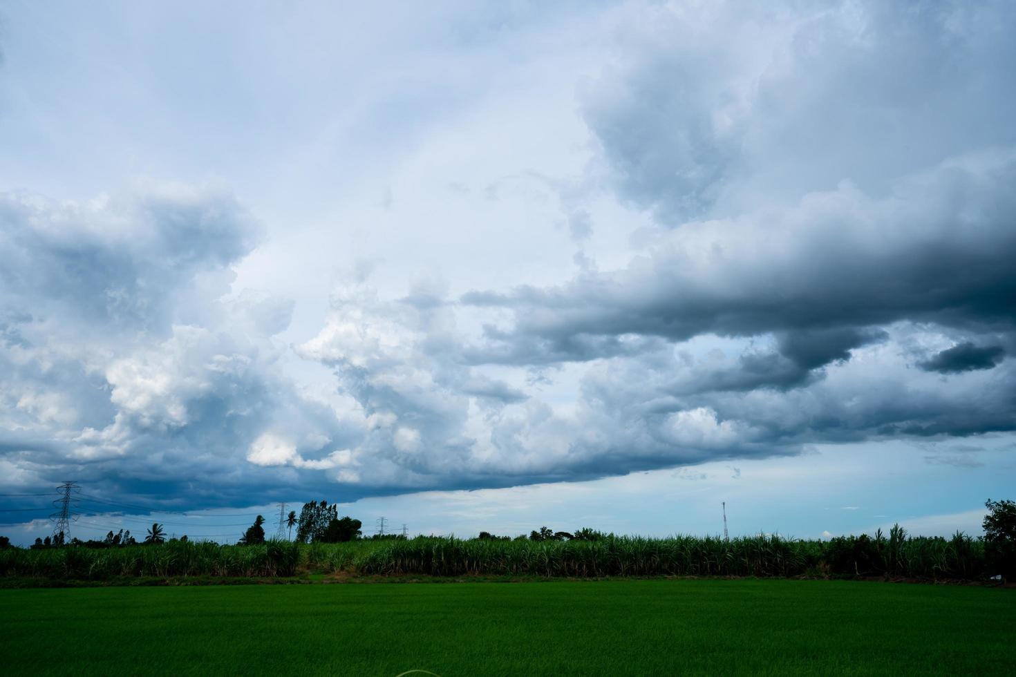 nubes negras antes de la tormenta y la lluvia foto