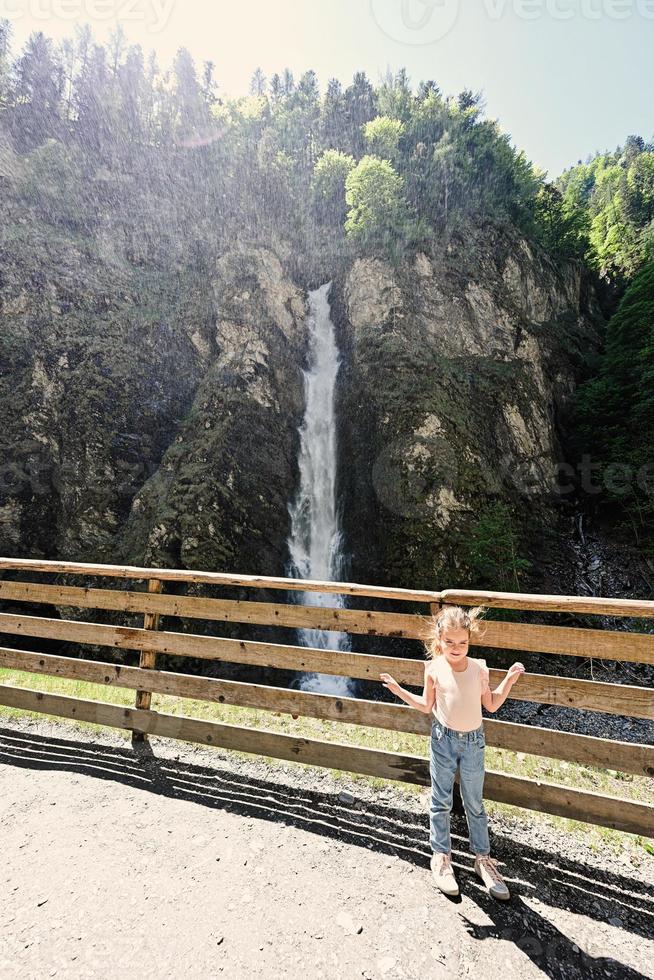 chica contra cascada en liechtensteinklamm o garganta de liechtenstein, austria. foto