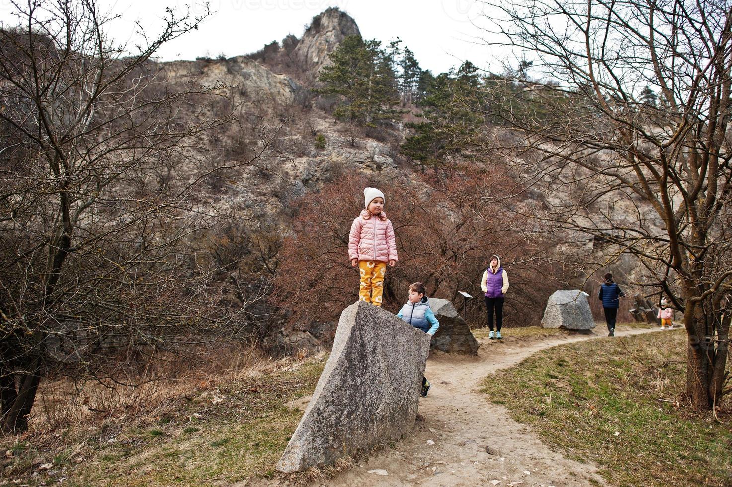 familia en turold science trail, mikulov, república checa aprende tipos de razas de rocas. foto