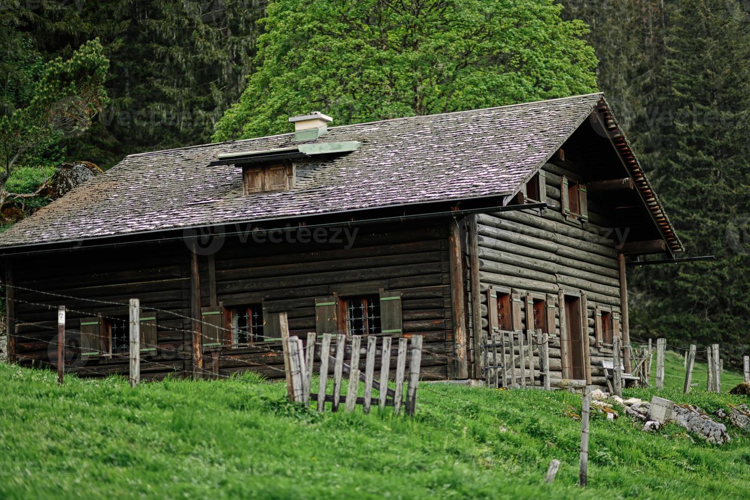 casa de montaña de madera en vorderer gosausee, gosau, alta austria. foto