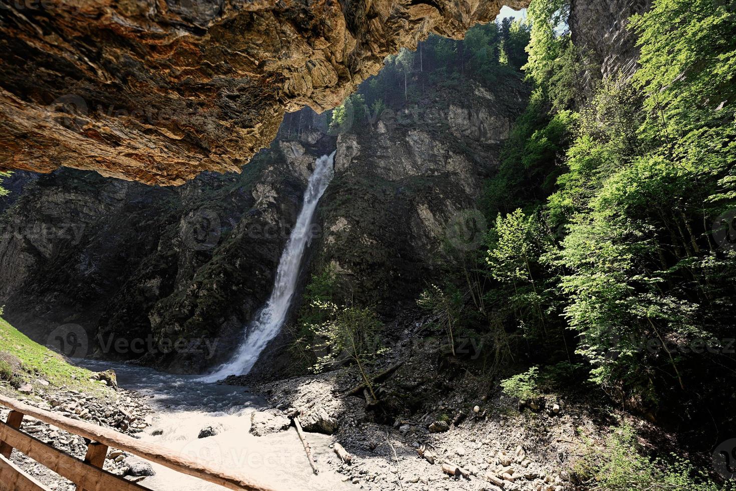 cascada en liechtensteinklamm o desfiladero de liechtenstein, particularmente estrecho desfiladero con paredes, ubicado en los alpes austriacos, cerca de salzburgo, austria. foto