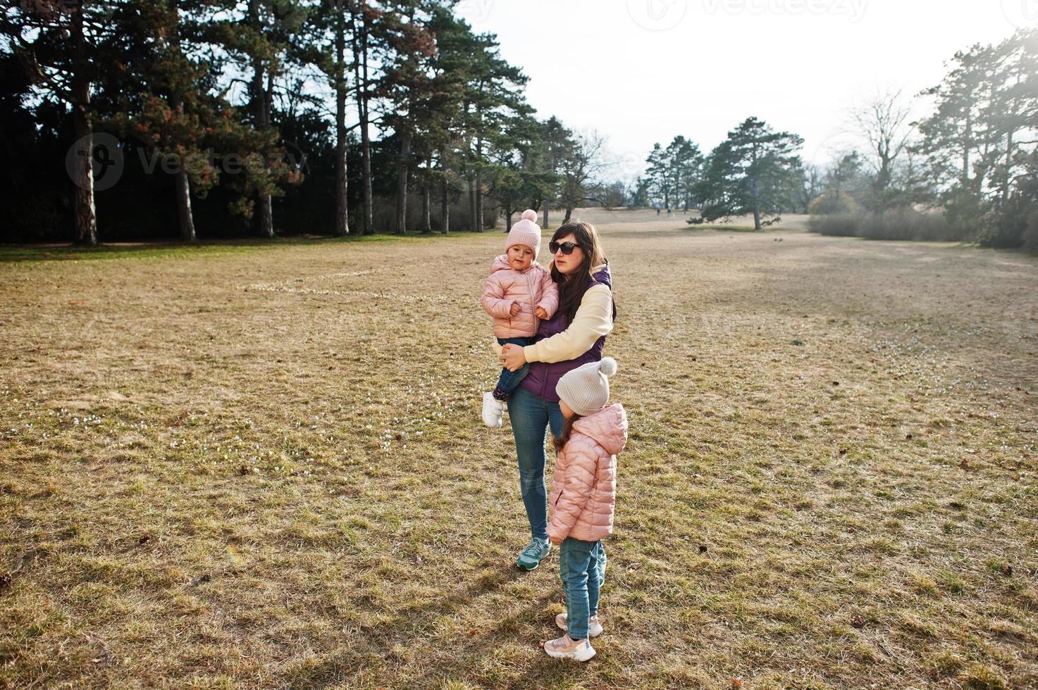 madre con dos niñas en valtice park, república checa. foto