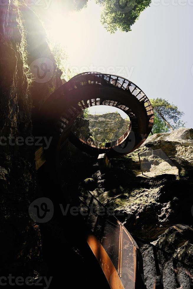 escalera de caracol de metal en liechtensteinklamm o desfiladero de liechtenstein, particularmente estrecho desfiladero con paredes, ubicado en los alpes austriacos, cerca de salzburgo, austria. foto