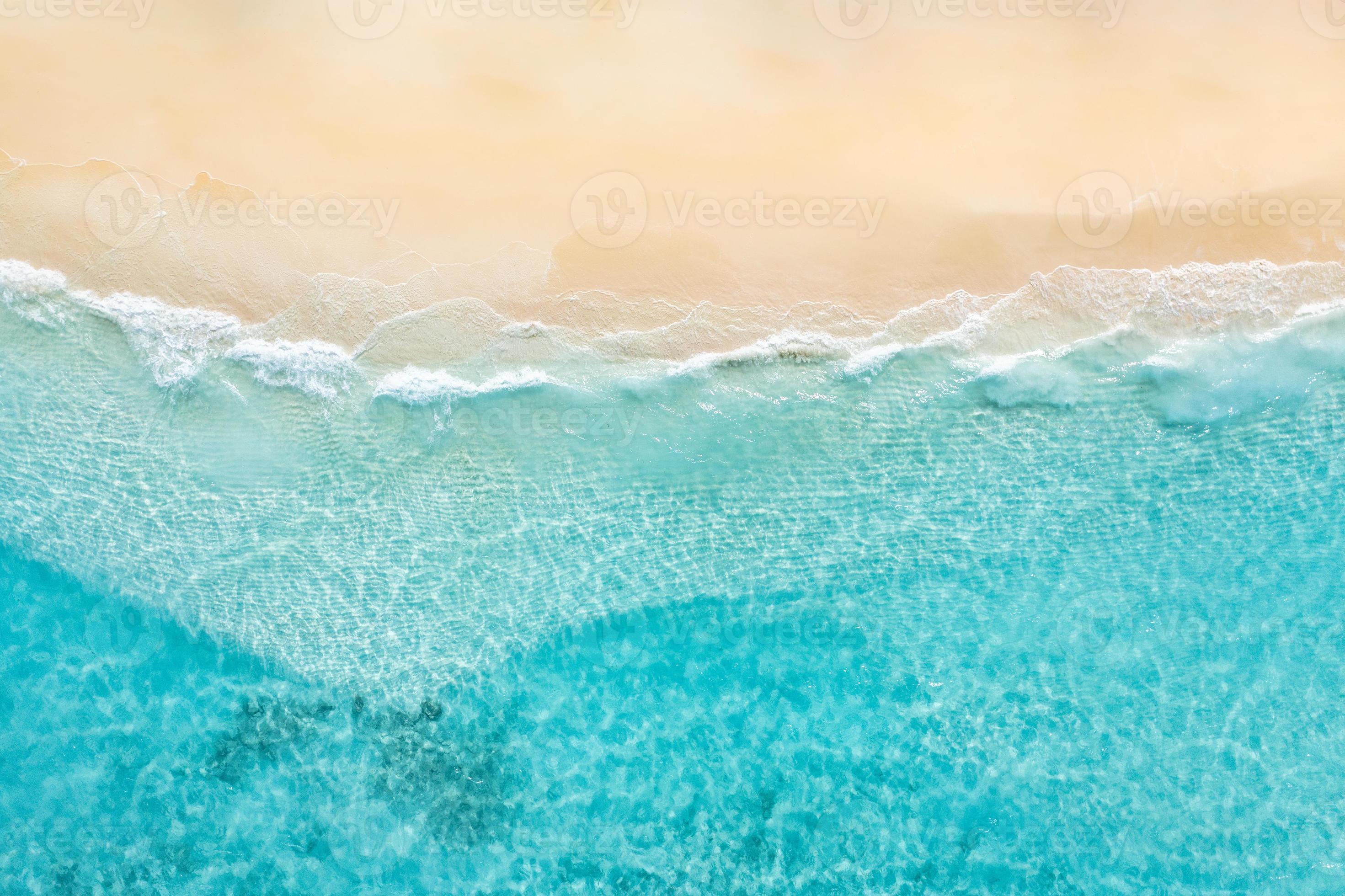 paisaje natural de verano. vista aérea de la playa de arena y el océano ...