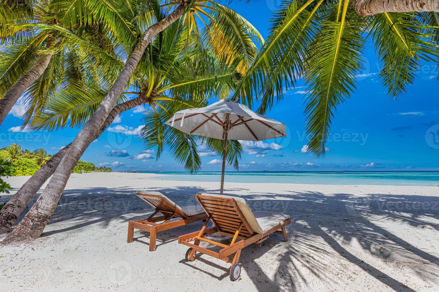 Naturaleza soleada de playa tropical, isla de verano con tumbonas y hojas de palmera. increíble vista al mar, horizonte. paisaje de viaje de lujo, hermoso destino escénico, vacaciones exóticas o vacaciones en pareja foto