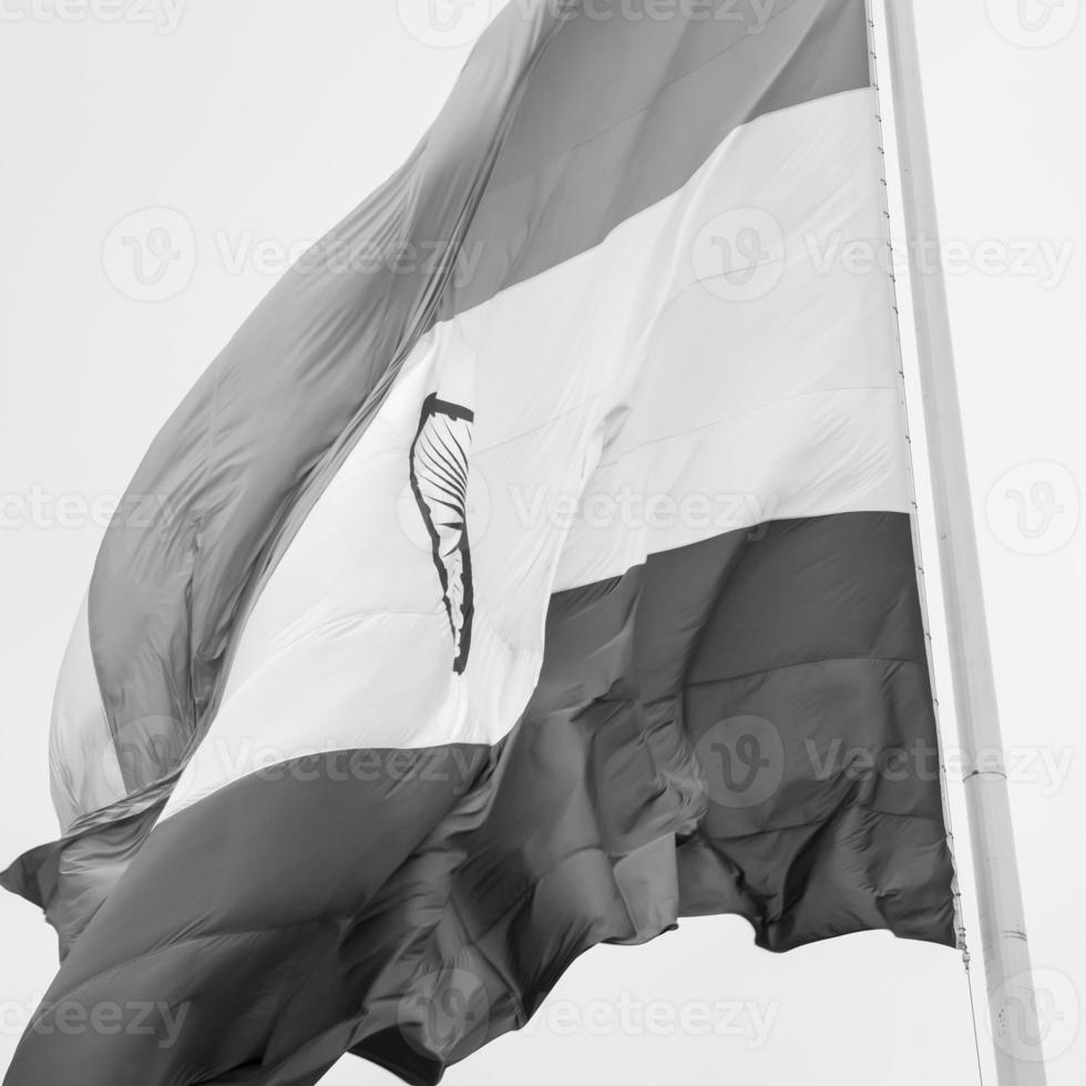 bandera india ondeando en connaught place con orgullo en el cielo azul, bandera india ondeando, bandera india el día de la independencia y el día de la república de india, ondeando bandera india, banderas indias ondeando - blanco y negro foto