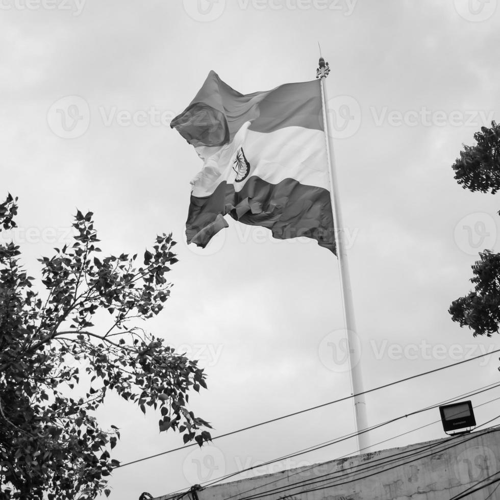 bandera india ondeando en connaught place con orgullo en el cielo azul, bandera india ondeando, bandera india el día de la independencia y el día de la república de india, ondeando bandera india, banderas indias ondeando - blanco y negro foto