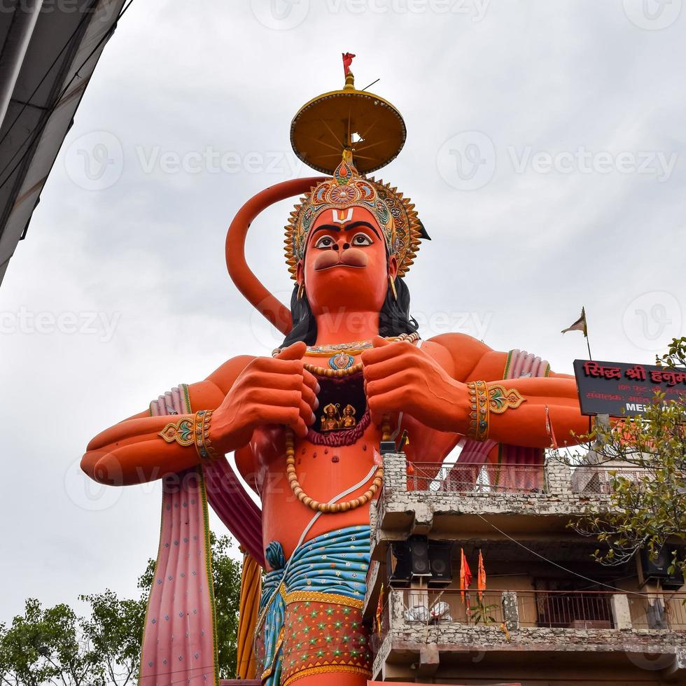 gran estatua de lord hanuman cerca del puente del metro de delhi situado cerca de karol bagh, delhi, india, lord hanuman gran estatua tocando el cielo foto