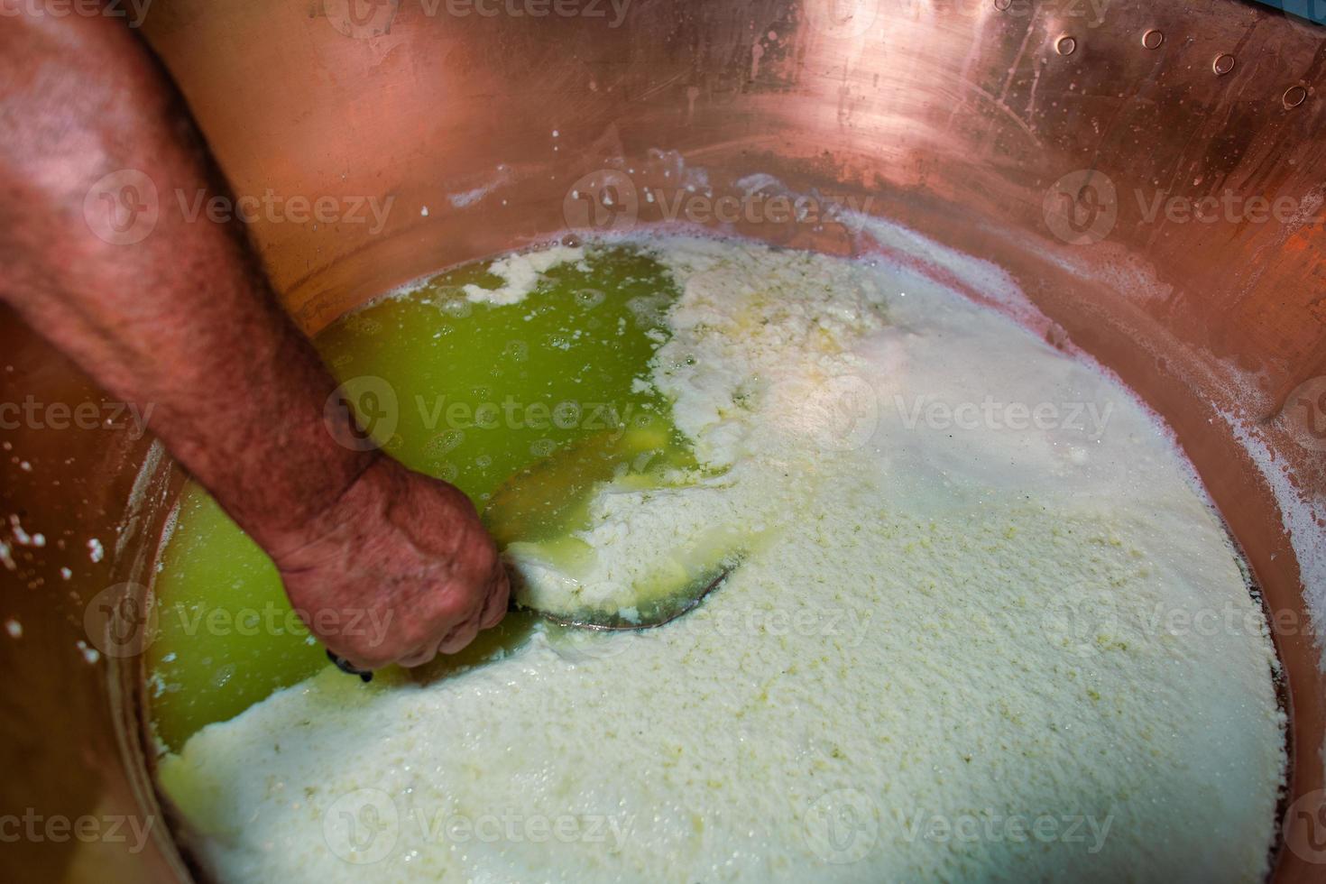 preparación de queso en olla grande foto