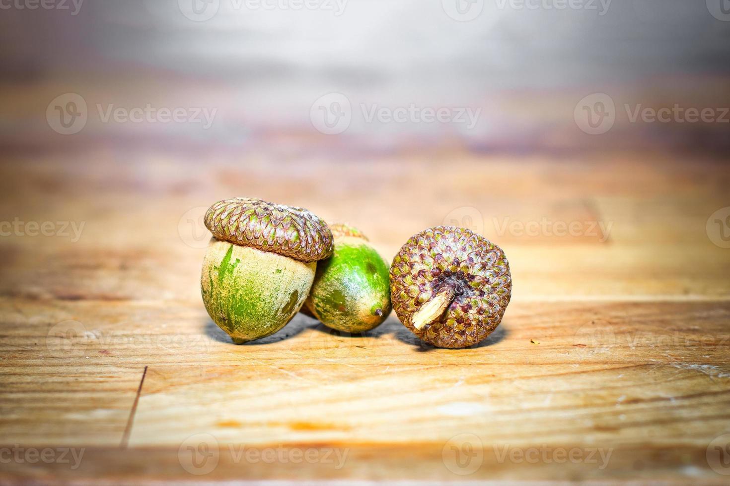 bellotas en una plataforma de madera foto