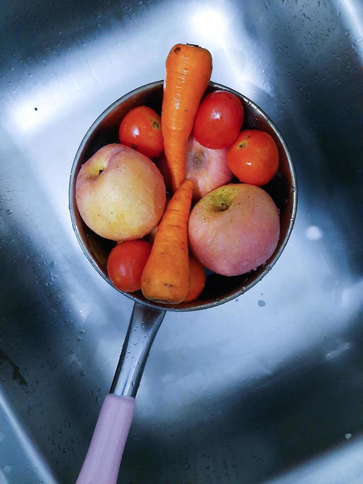 frutas frescas en el fregadero foto