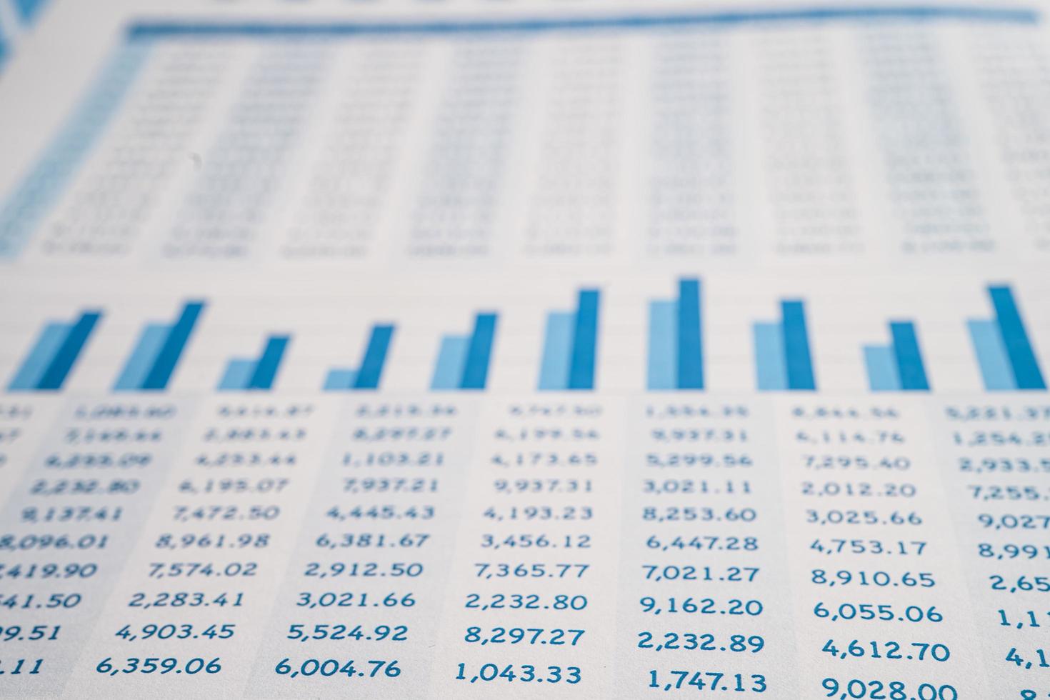 hoja de cálculo con gráfico. finanzas, cuentas, estadísticas, economía de datos de investigación analítica, comercio de valores y concepto de reunión de empresas comerciales foto