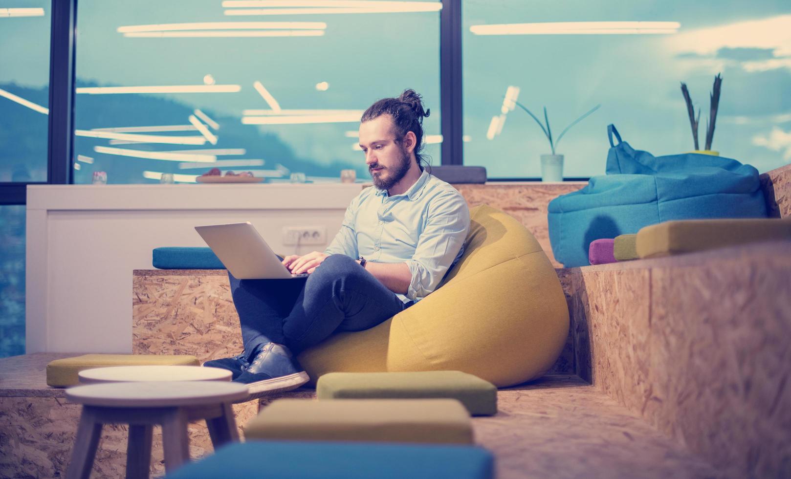 desarrollador de software escribiendo código de programación foto