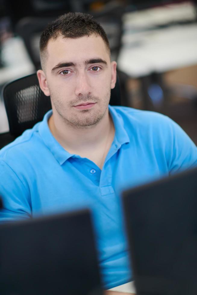 hombre de negocios casual que trabaja en una computadora de escritorio foto