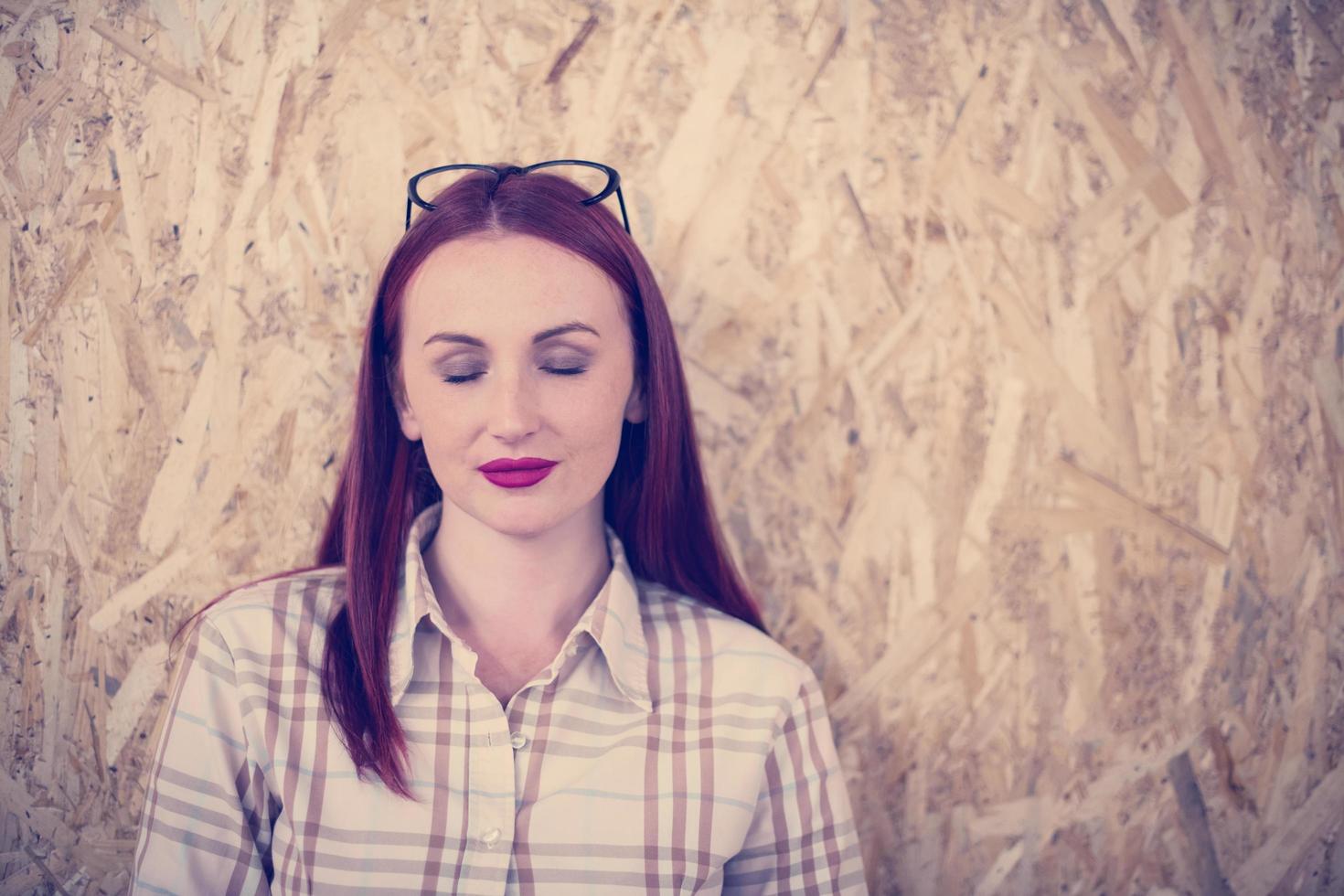 retrato, de, joven, pelirrojo, mujer de negocios foto