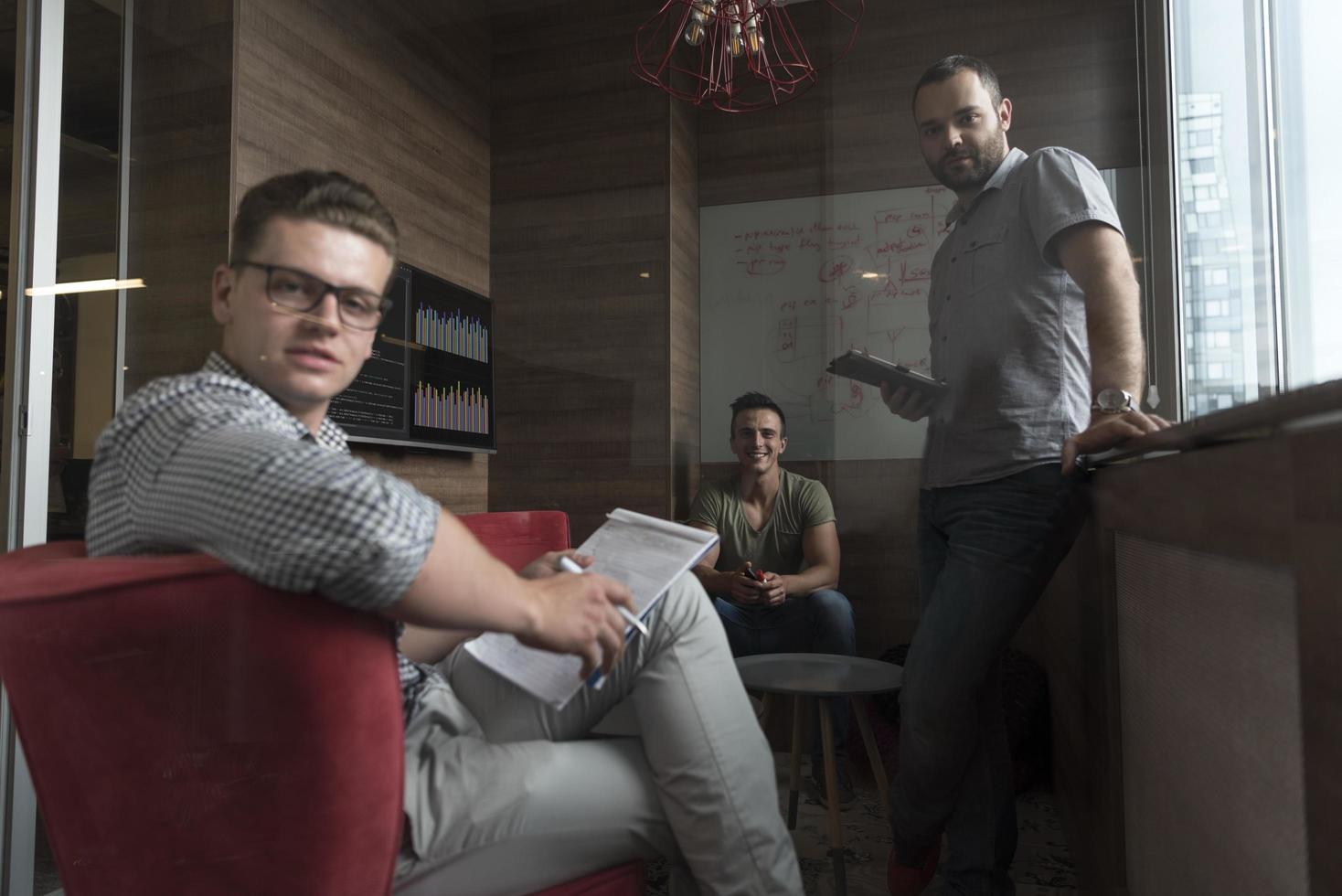 reunión de equipo y lluvia de ideas en una pequeña oficina privada foto