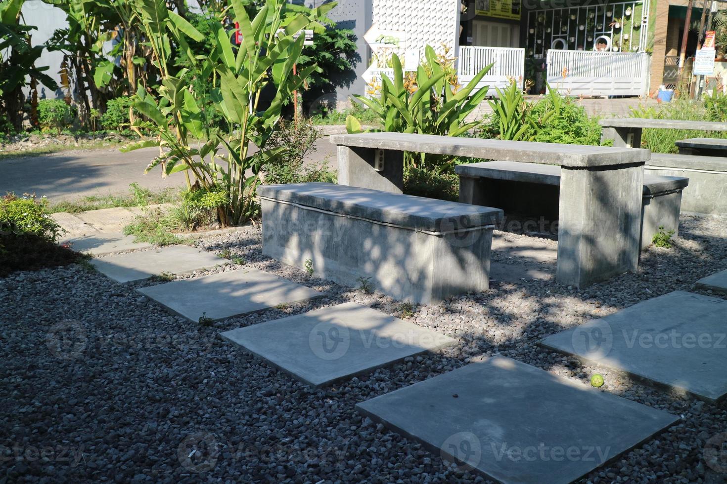 mesa y sillas de cemento al costado de la carretera foto