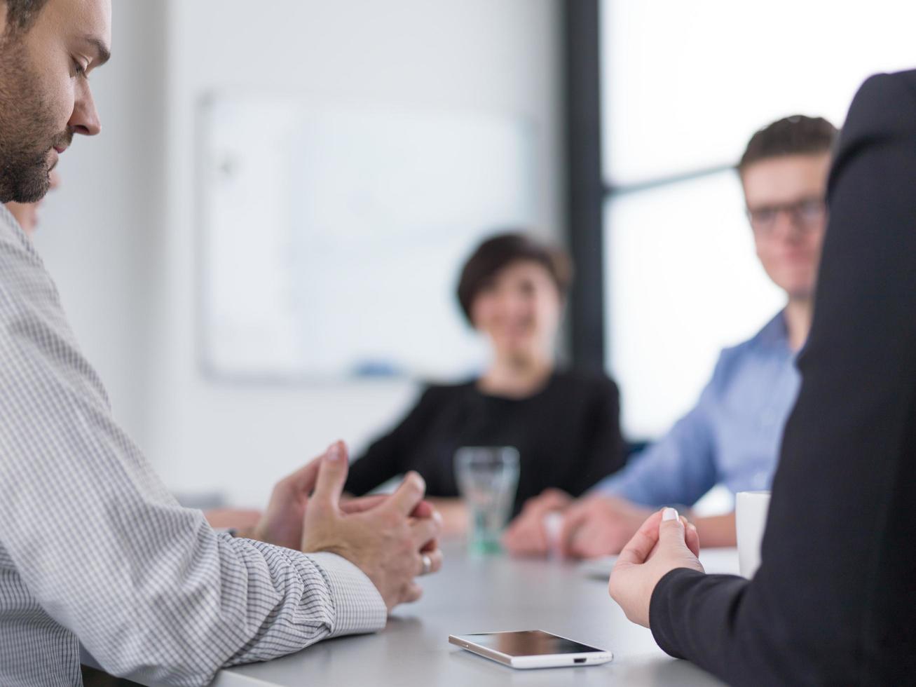 equipo de negocios en una reunión en un edificio de oficinas moderno foto