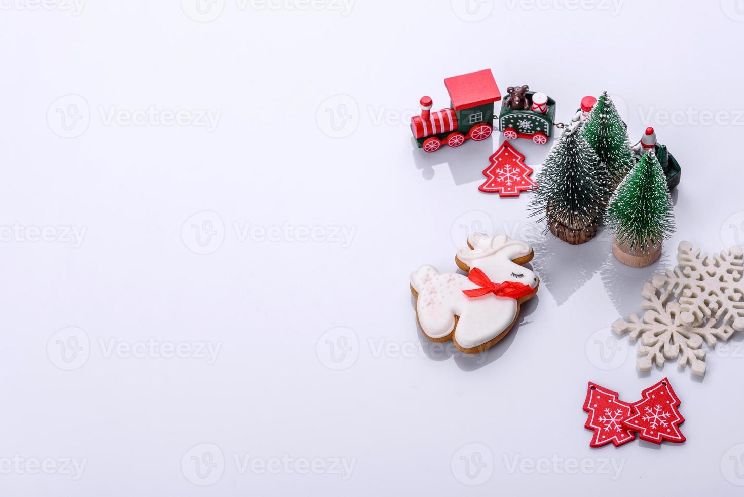 elementos de paisajes navideños, juguetes, pan de jengibre y otras decoraciones para árboles de navidad foto