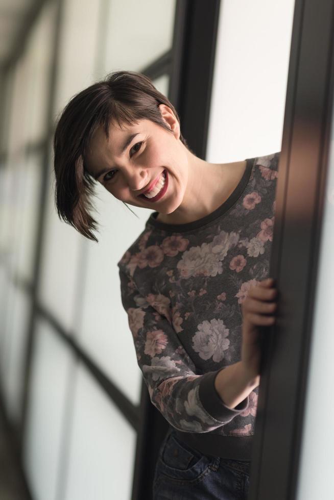 retrato de mujer de negocios con ropa informal en la oficina de inicio foto