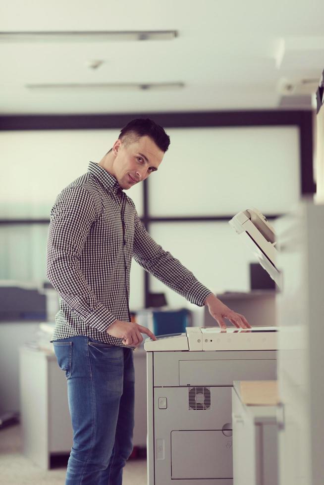 joven hombre de negocios copiar documentos foto