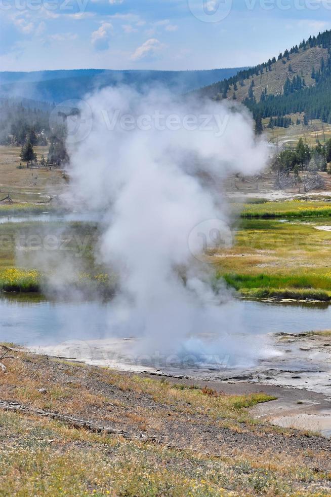 géiser en erupción en la cuenca del géiser en el parque nacional de Yellowstone foto