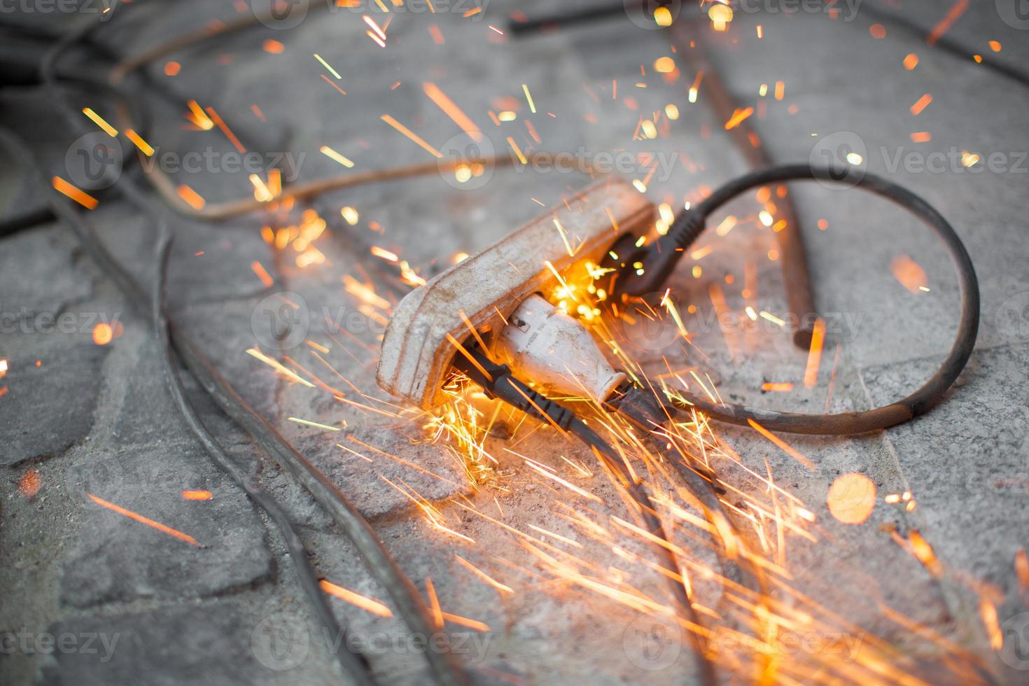 cortocircuito de salida eléctrica de chispa ardiente, peligro foto