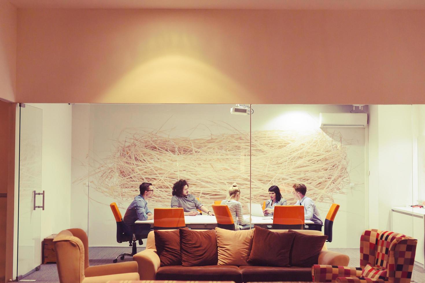 equipo de negocios en una reunión en un edificio de oficinas moderno foto