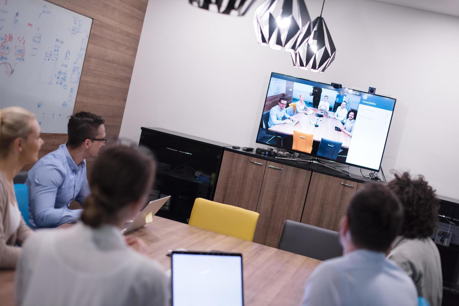 equipo de negocios de inicio en una reunión en un edificio de oficinas moderno foto