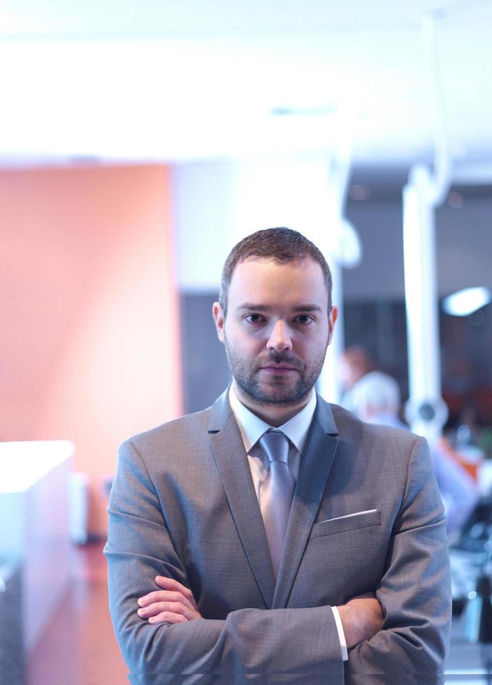 retrato de hombre de negocios joven en la oficina moderna foto