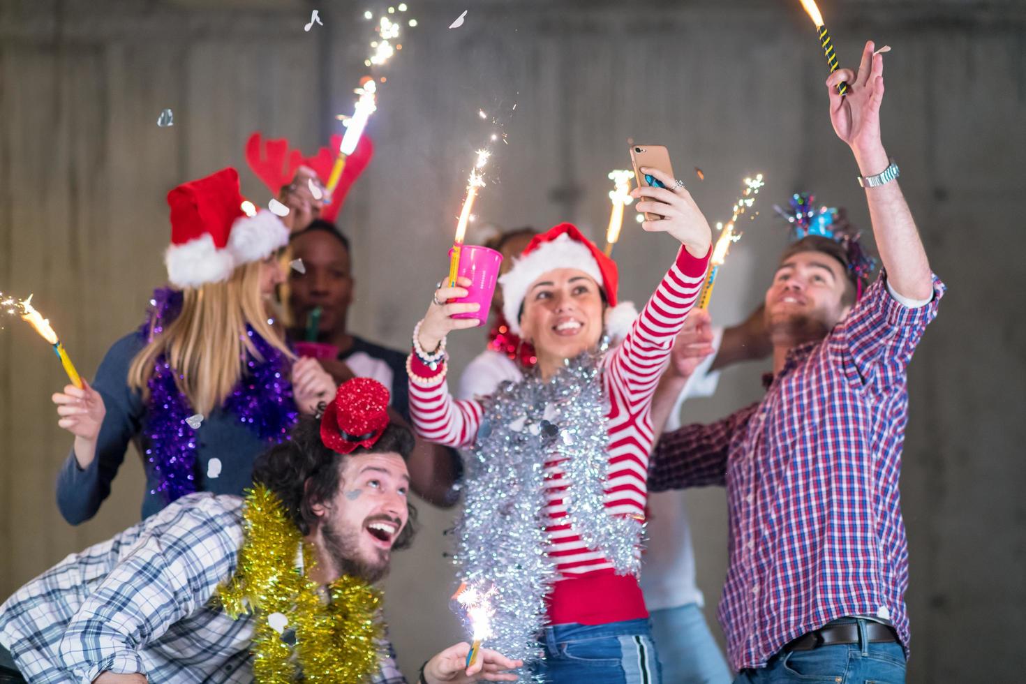 grupo multiétnico de gente de negocios casual tomando selfie durante la fiesta de año nuevo foto