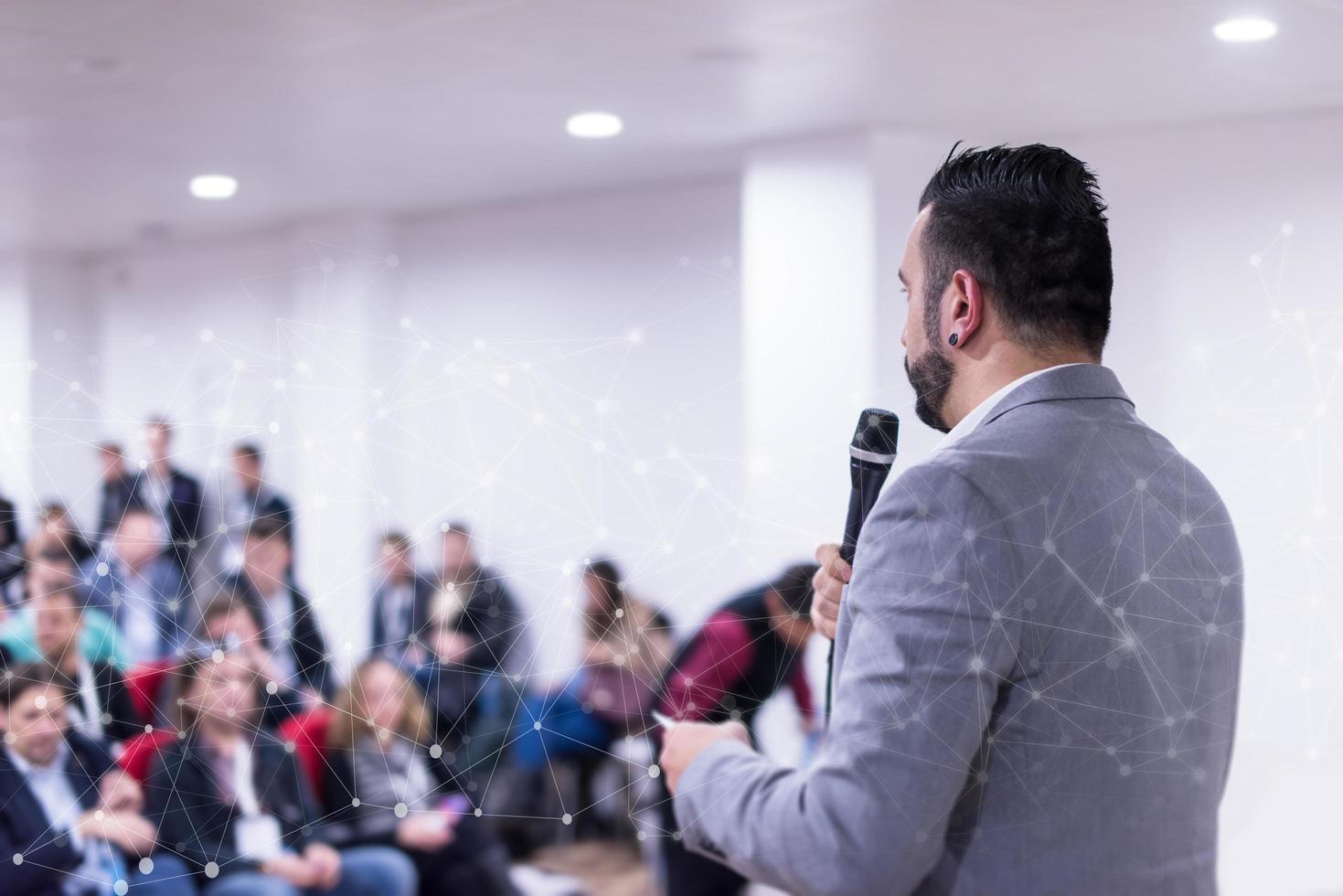 exitoso hombre de negocios dando presentaciones en la sala de conferencias foto