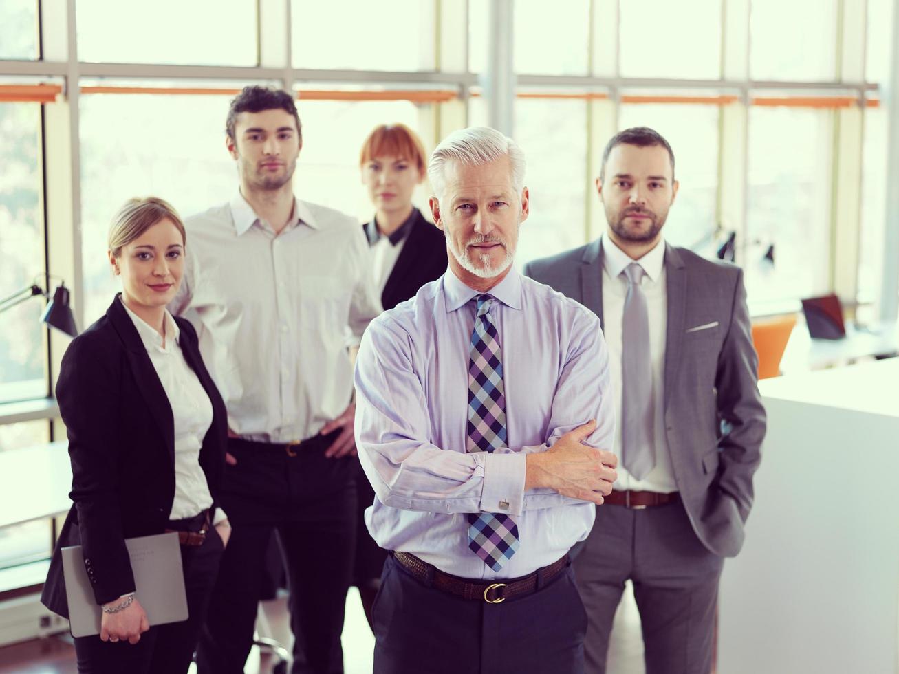 hombre de negocios senior con su equipo en la oficina foto