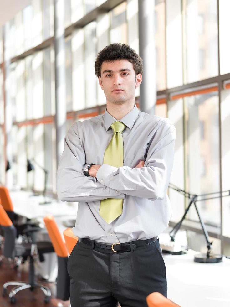 retrato de un joven hombre de negocios en una oficina moderna foto